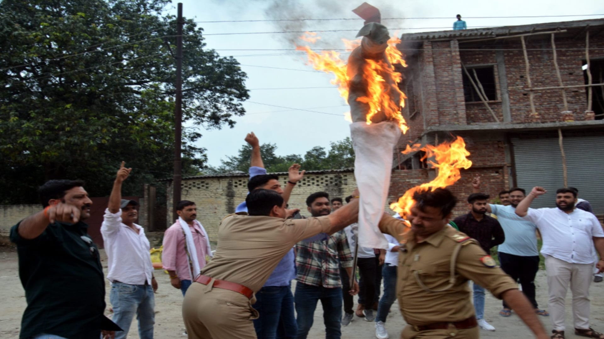 Muzaffarnagar: RLD workers demanded action and burnt the effigy of MP Brij Bhushan Sharan Singh