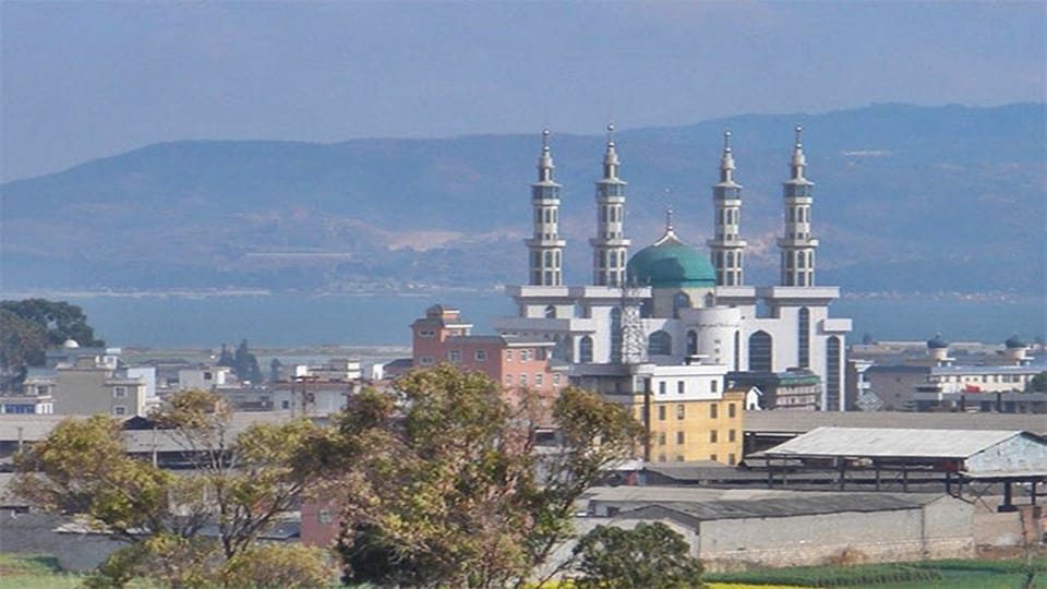 China: Ethnic minority Muslims surround mosque to prevent authorities from removing its dome and minarets