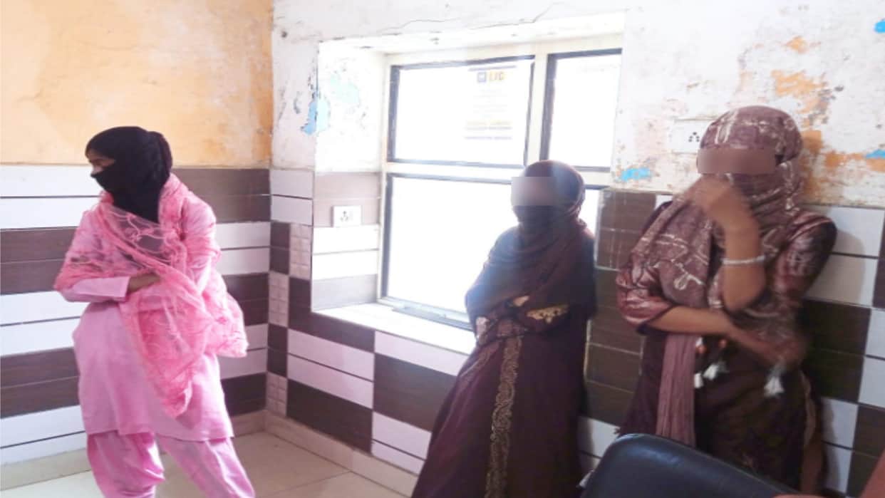 Meerut: Police raid in hotel Paradise in Sardhana and many lover couple in custody and see photos