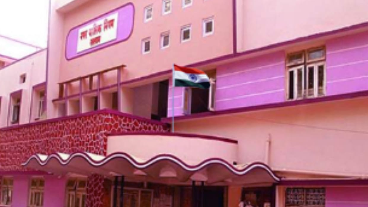 Ratlam: When the breakfast came late, the councilor had a scuffle with the corporation employee