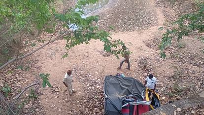 Four including husband and wife died due to auto falling in 50 feet deep ditch in Jashpur