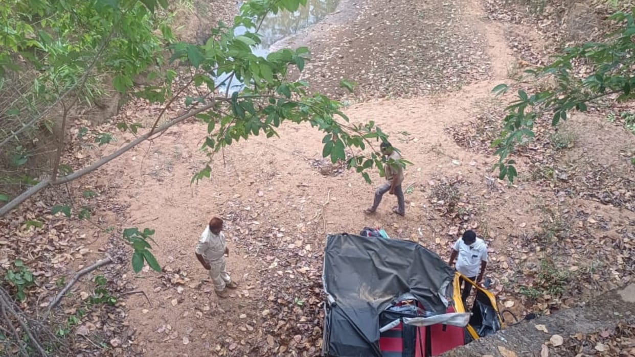Four including husband and wife died due to auto falling in 50 feet deep ditch in Jashpur