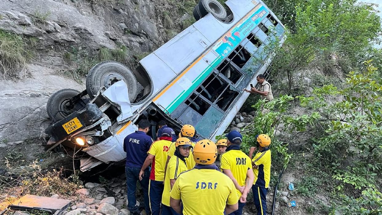Haridwar big road accident in Haridwar, Uttarakhand bus fell into a 20 meter deep gorge