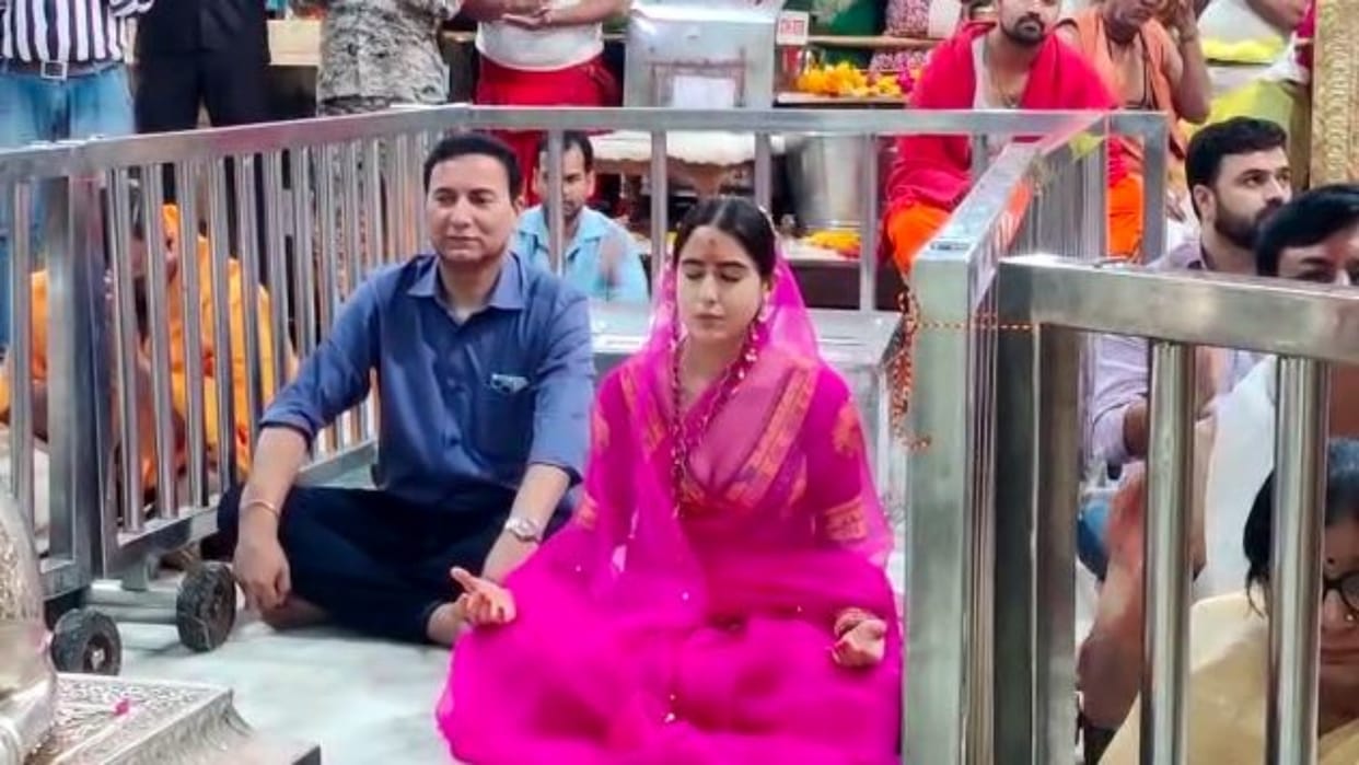 Ujjain News Sara Ali Khan attended the Mahakal Bhasma Aarti looked engrossed in devotion