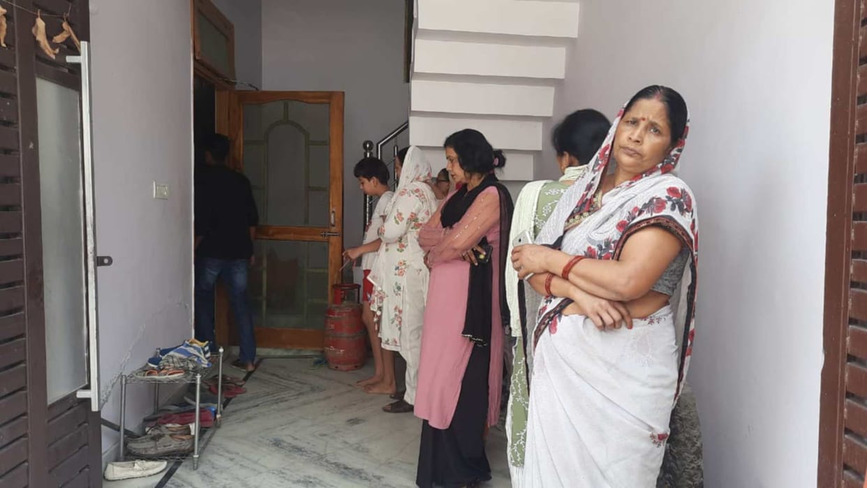 Doctor commits suicide with cancer afflicted wife by injecting drugs suicide note found kashipur Uttarakhand