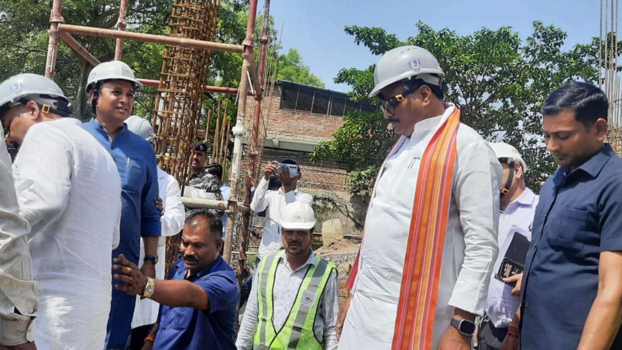 Deputy CM Brajesh Pathak visits to Sultanpur and inspects the development policies.