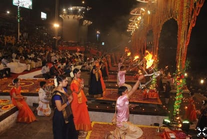 Varanasi: Devlok landed on the banks of Ganga Dussehra, Maa Ganga's great aarti was performed, 56 indulgences