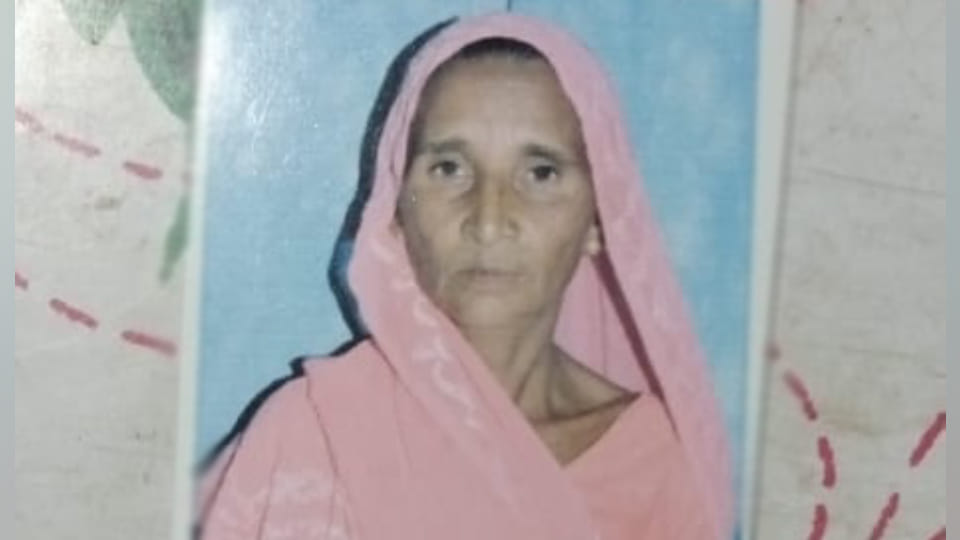old woman died after falling from roof with gust of wind in Mainpuri