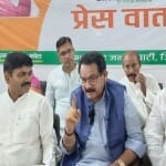 भदोही में प्रेस वार्ता करते केंद्रीय स्वास्थ राज्यमंत्री एसपी सिंह बघेल