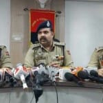 नशे के साथ पकड़े गए आरोपियों के बारे में बताते पुलिस अधिकारी