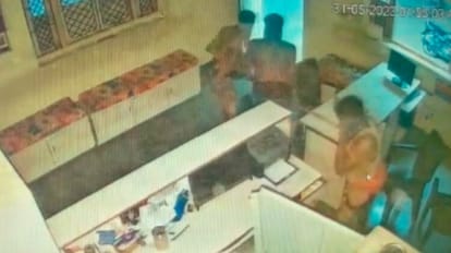 MP News: चड्डी-बनियान पहनकर आए लुटेरों ने जिनिंग फैक्ट्री से लूट लिए 9 लाख रुपये, कर्मचारियों पर किया पथराव MP News: Robbers looted Rs 9 lakh from ginning factory, pelted stones at employees