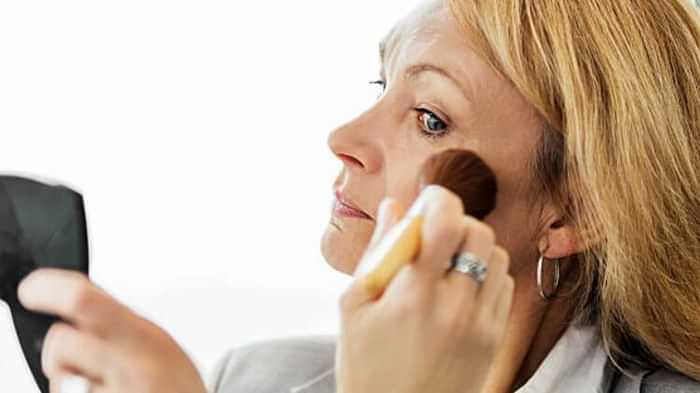 Makeup Tips correct way to use compact powder on face tips in hindi