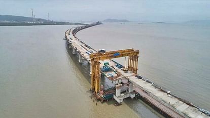 India Largest bridge built on the sea in Mumbai, new technology security wall protect vehicles from falling