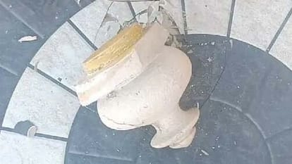 MP News: जिस नंदी द्वार से महाकाल महालोक में आएंगे नेपाल के प्रधानमंत्री, वहां पत्थर का लट्टू गिरा The Nandi gate through which the PM of Nepal will come to Mahakal Mahalok, a stone slab fell