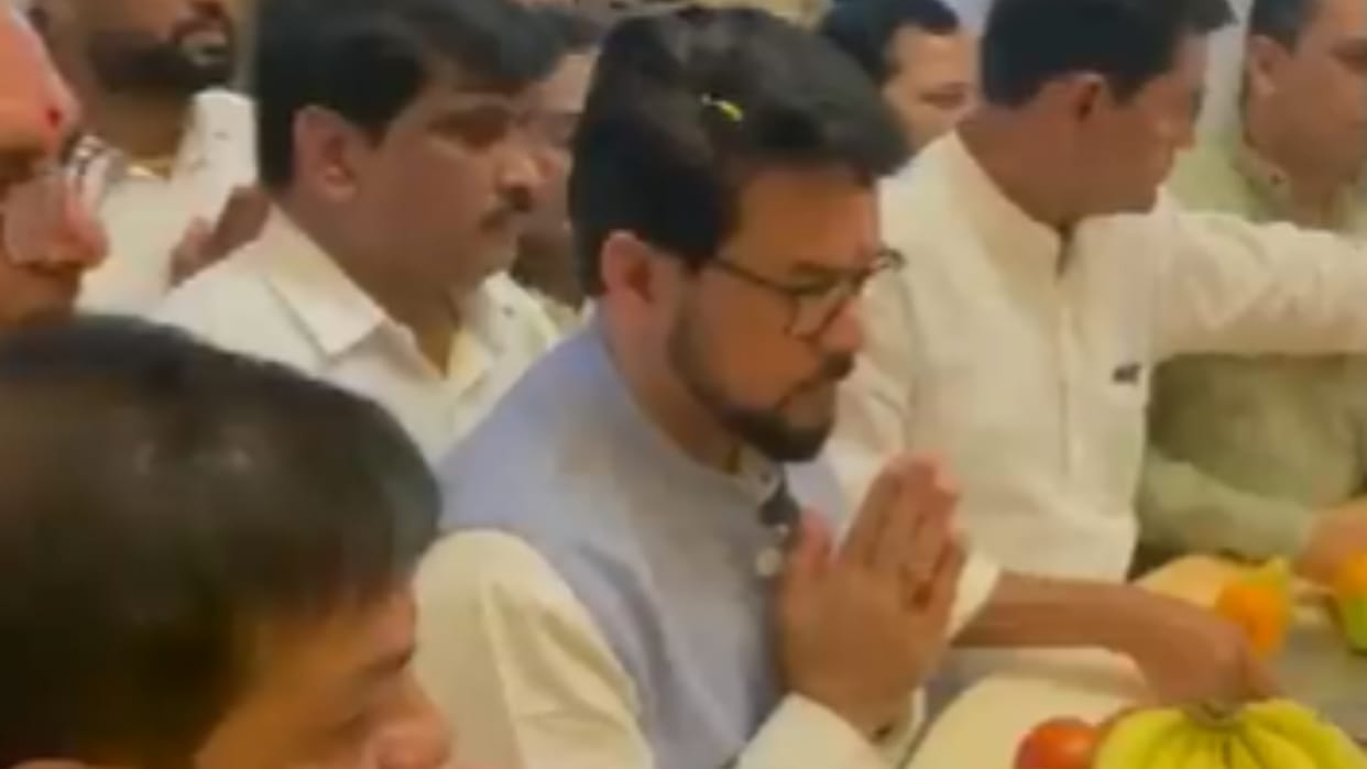 Anurag Thakur arrived to visit Shri Siddhi Vinayak Temple, said- 'The whole world has hopes from India'
