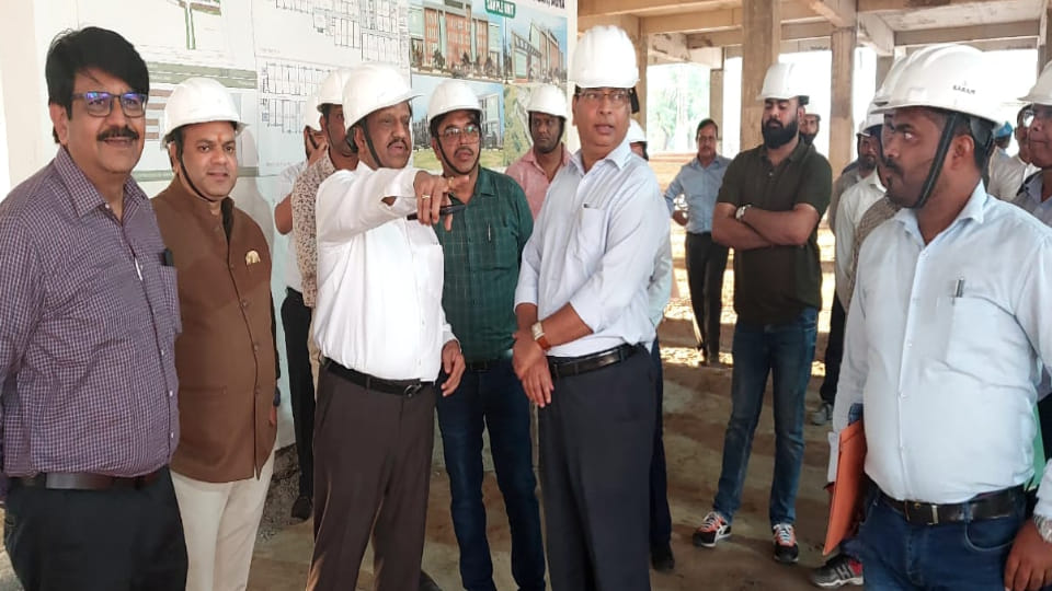 Additional Chief Secretary reached Agra and inspected flatted factory and took stock of construction work