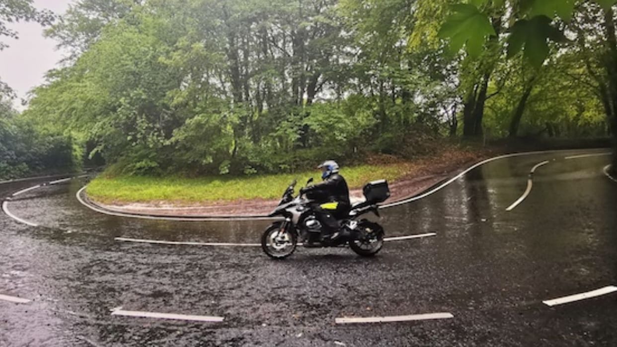 Keep yourself safe from sudden rains, keep these four things in mind, speed maintain use lights raincoat