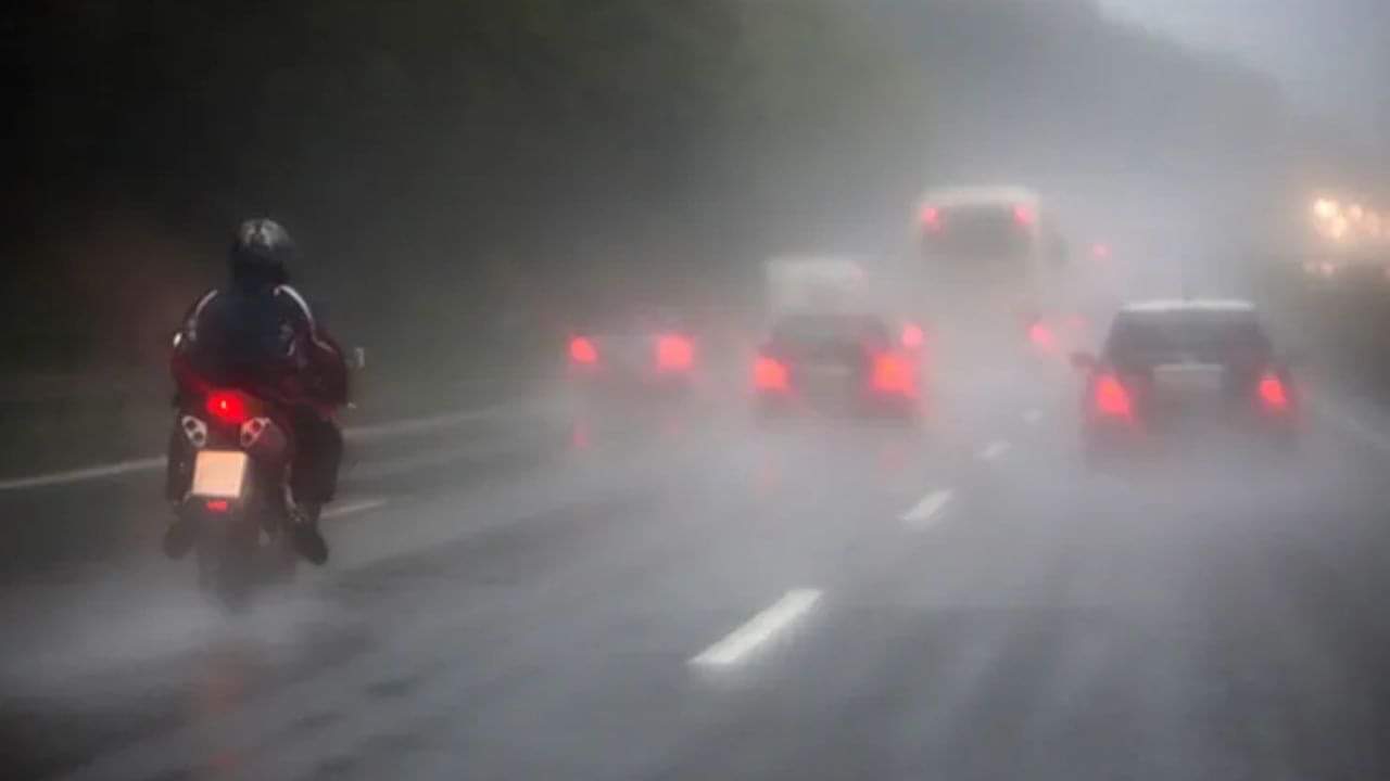 Keep yourself safe from sudden rains, keep these four things in mind, speed maintain use lights raincoat