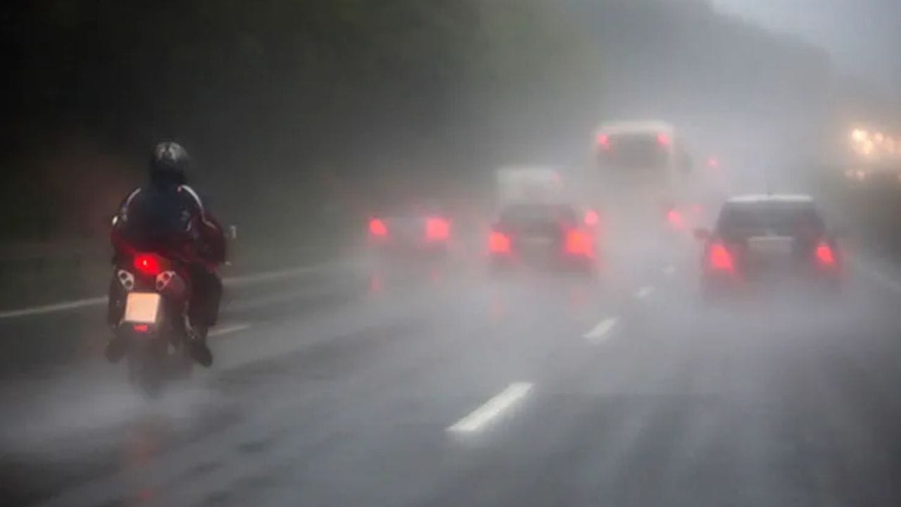 Keep yourself safe from sudden rains, keep these four things in mind, speed maintain use lights raincoat