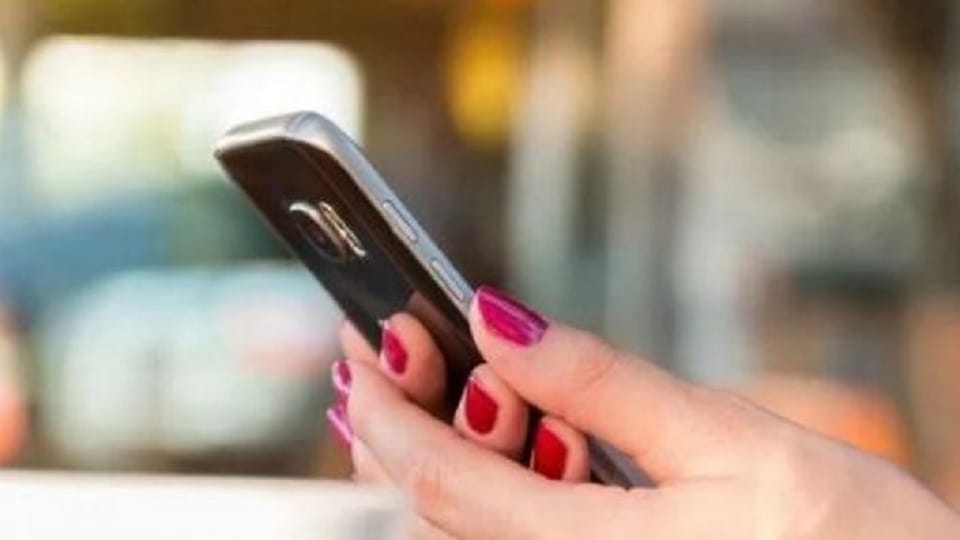 wife husband fighting over chatting on phone