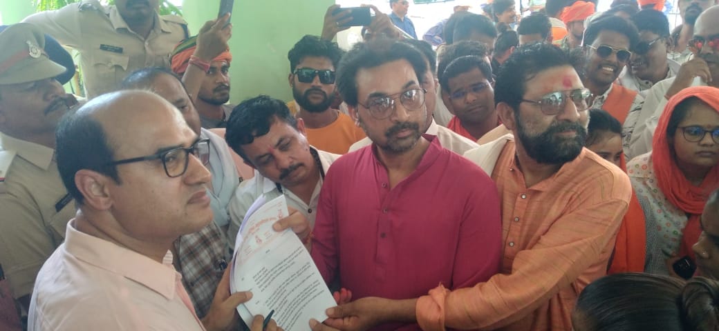 Damoh Hizab Case: VHP, Bajrang Dal protest, ABVP workers arrive to blacken DEO's face