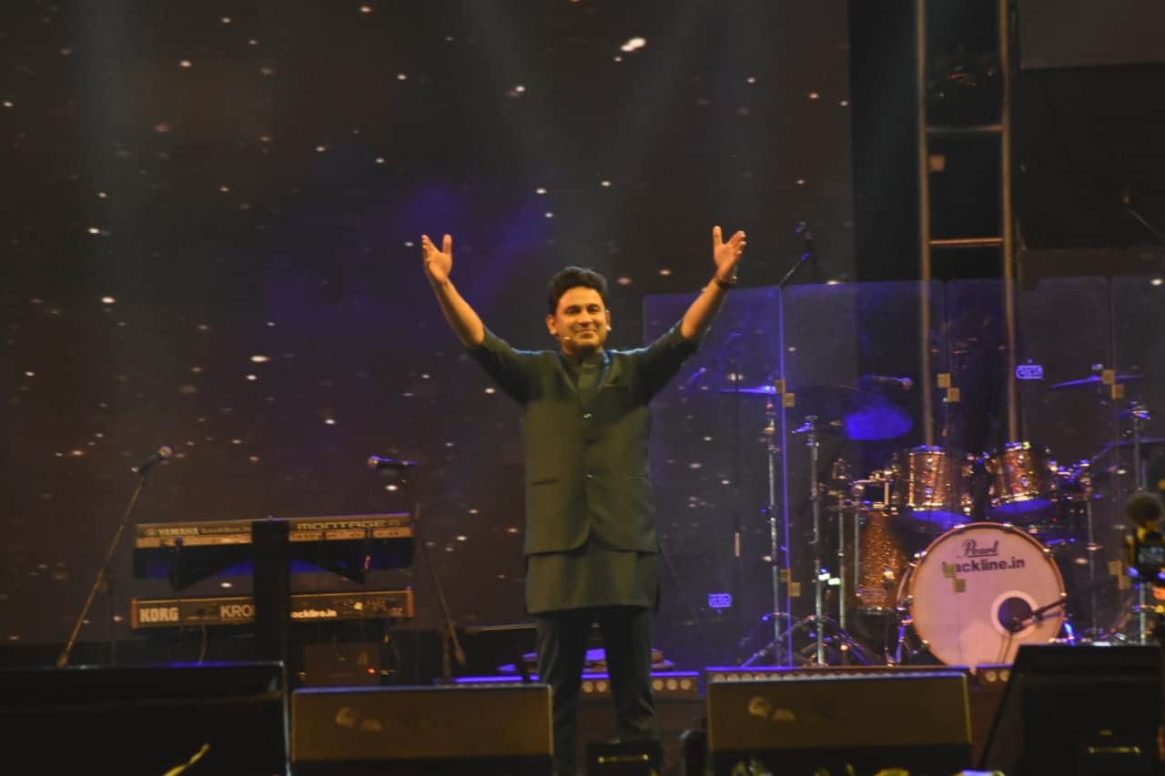 manoj muntashir said lord hanuman bhagwan nahi bhakt hain netizens trolled on social media