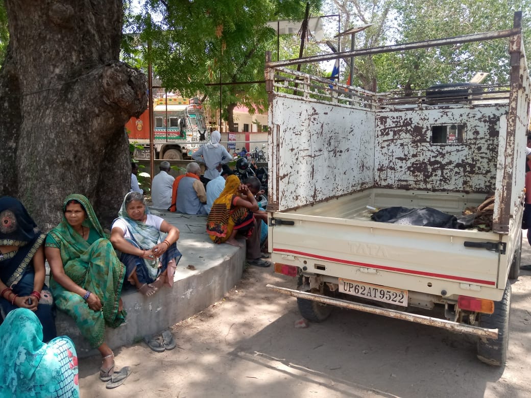 Jaunpur Crime: Crazy brother killed his sister by hitting her with a shovel, relatives in shock due to death o