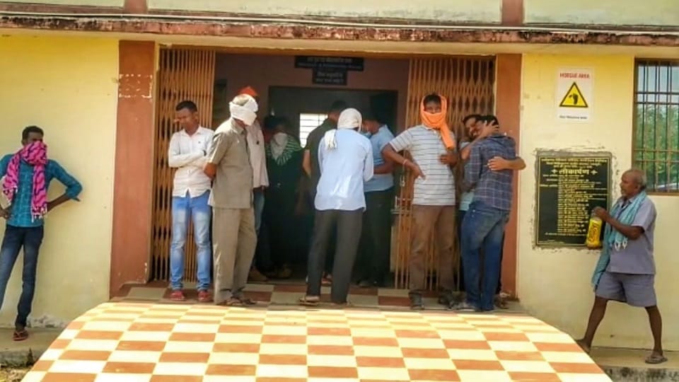 जिला चिकित्सालय के बाहर खड़े परिजन