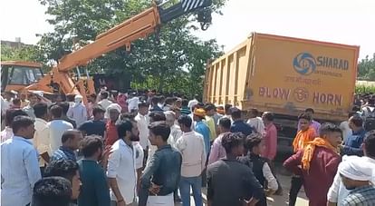 Dumper crushed auto in Kannauj, two died and nine seriously injured, search continues for absconding driver