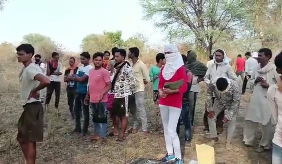 Dead body of lover couple in Banda, relatives of both were against marriage, first drank dye and then hanged