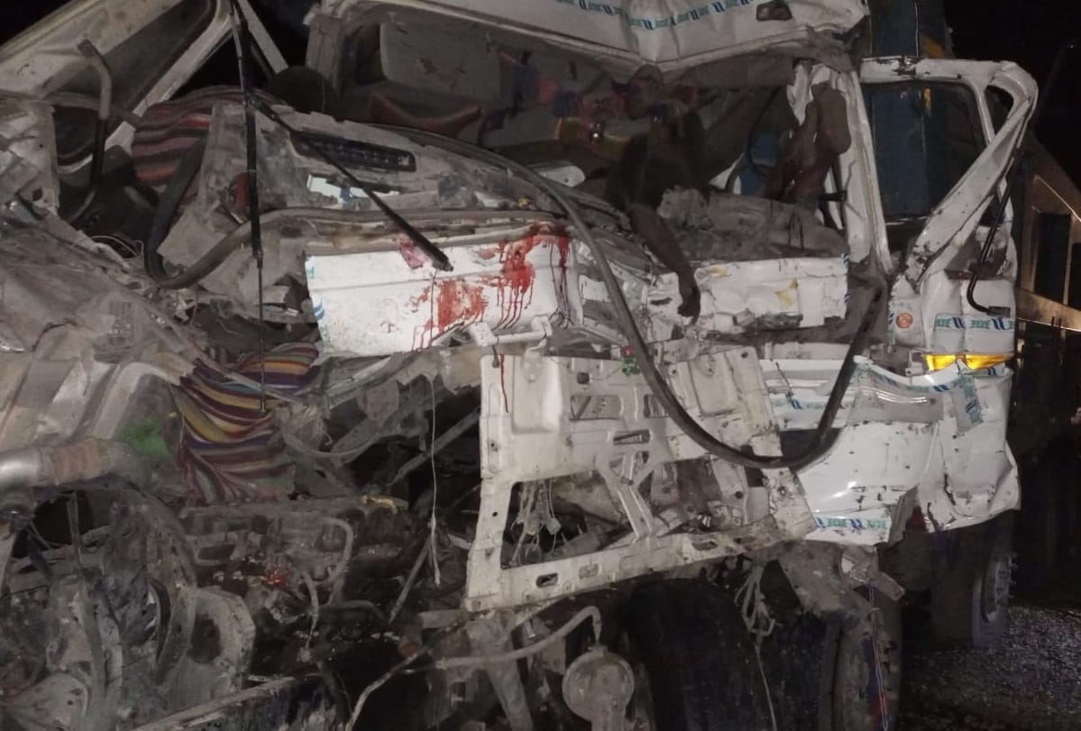 truck and dumper collided due to overtake in orai, young man died after getting trapped in the cabin