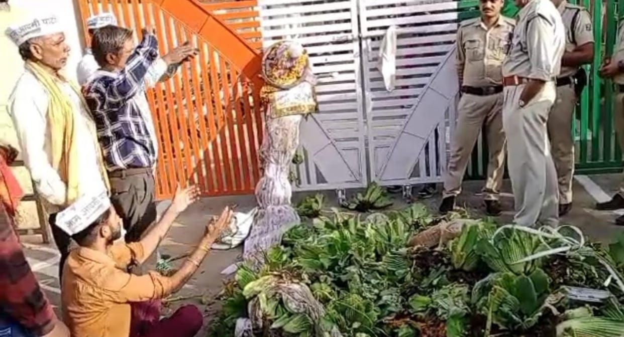 Katni News AAP workers took out the Mayor bier regarding water in Katni