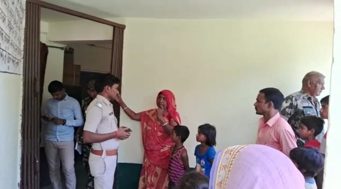Molestation meaning : Teacher flirting in bihar government school, touching bodies and dance on mobile songs