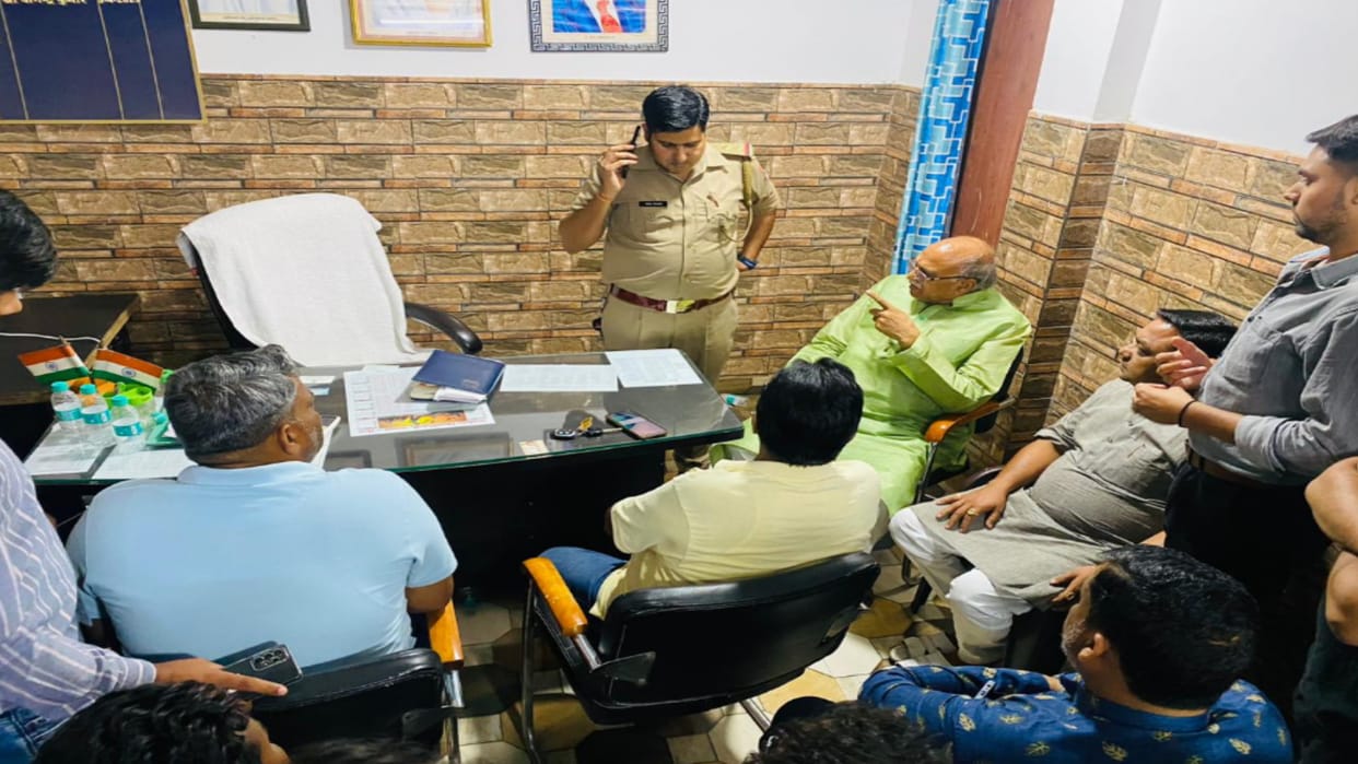 Meerut: Police councilor Uttam Saini caught after a car and scooty collision, commotion in the police statio