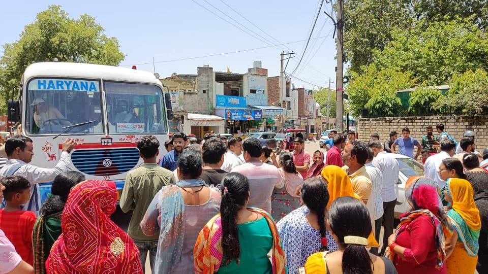 Drinking water problem in Bhiwani, Women jammed Hansi Marg, quarrel with SDO, demand to change JE