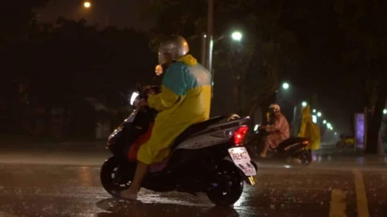 Keep yourself safe from sudden rains, keep these four things in mind, speed maintain use lights raincoat