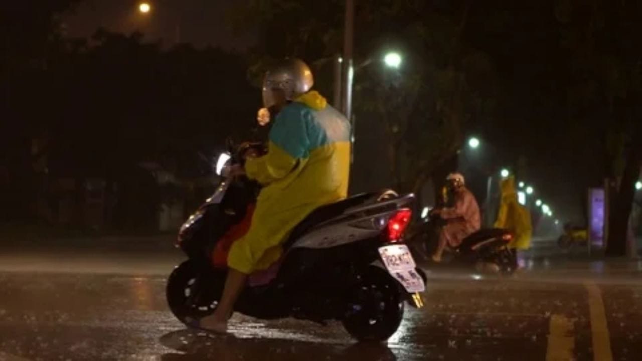 Keep yourself safe from sudden rains, keep these four things in mind, speed maintain use lights raincoat