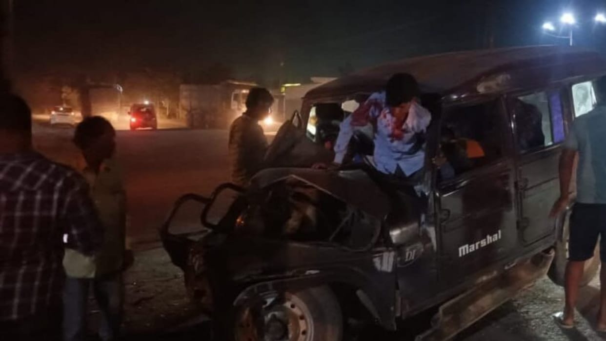 One killed, eight injured in dumper-marshal collision in raigarh