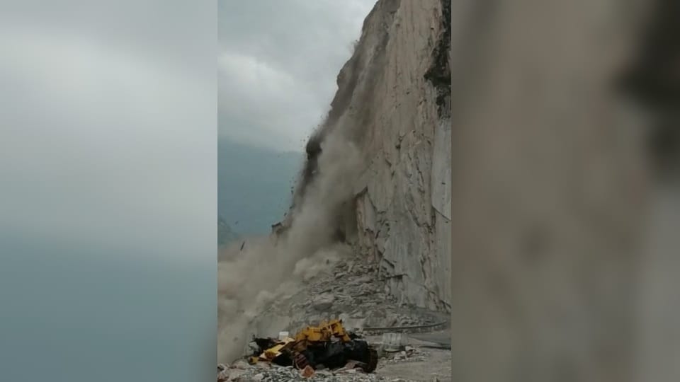 Uttarakhand News Heavy Landslide after rock collapse in Lakhimpur on Tawaghat Lipulekh highway Video Viral