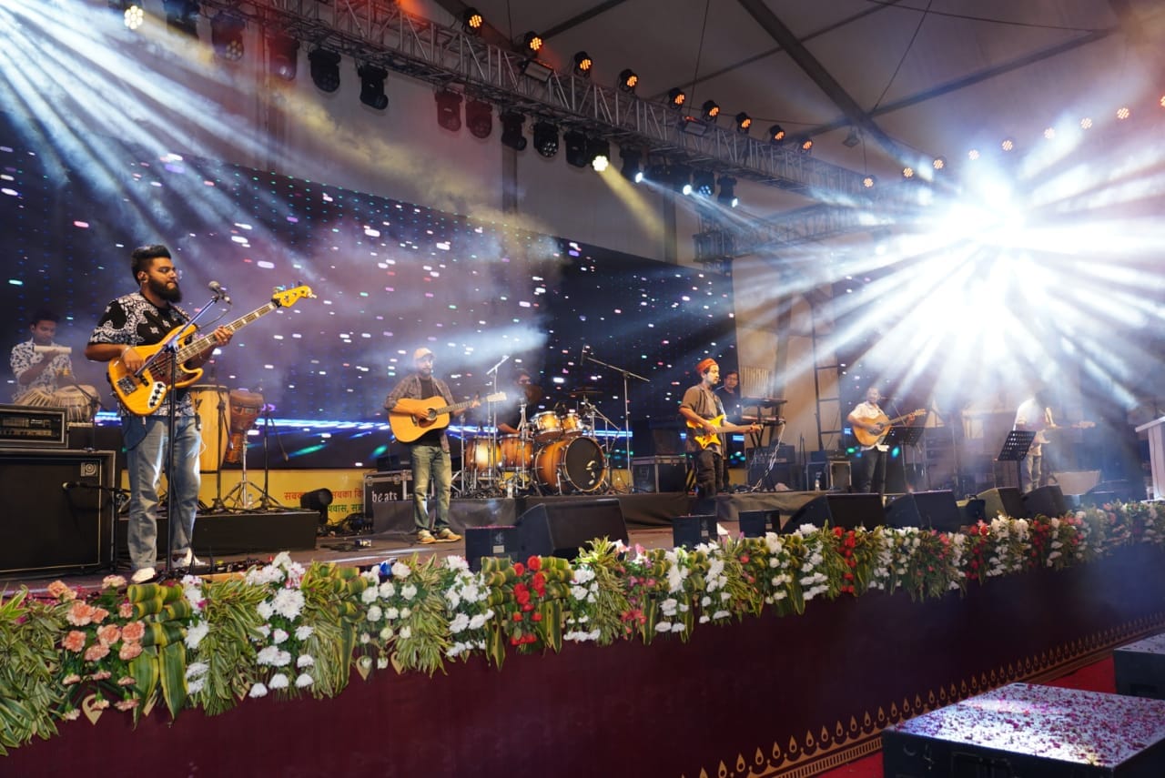 Famous singer Pawandeep Rajan Rocking Performance in Dehradun News in Hindi