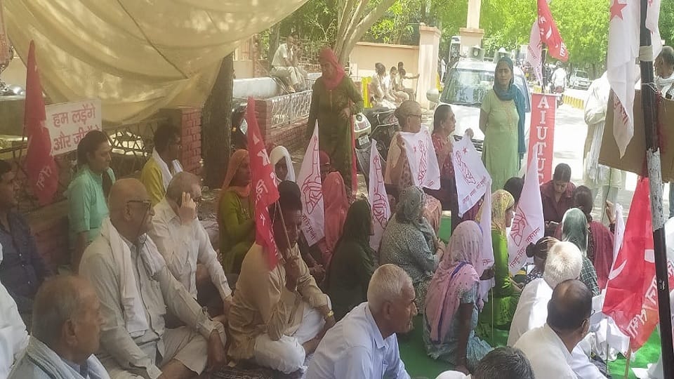 Samyukt Kisan Morcha members burnt effigy of Brij Bhushan Singh in Hisar, protest outside mini secretariat