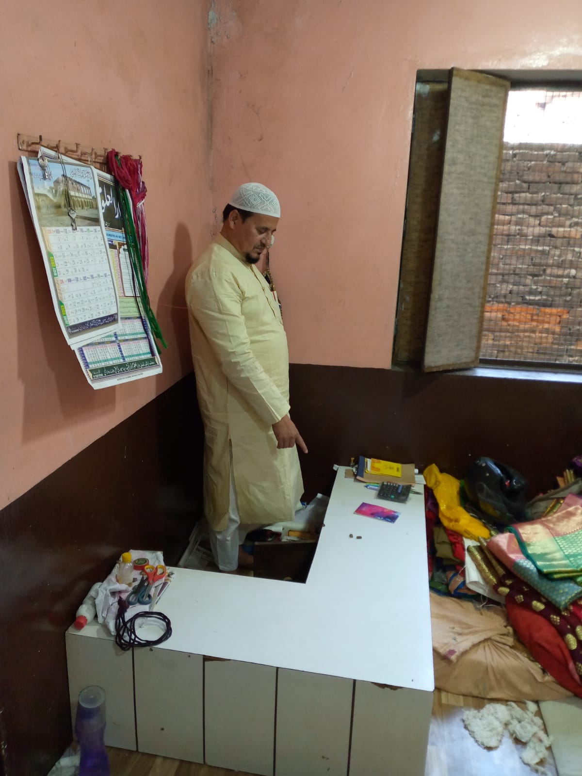 Thieves took away lakhs by breaking the lock of saree shop, the incident took place 100 meters away from the p