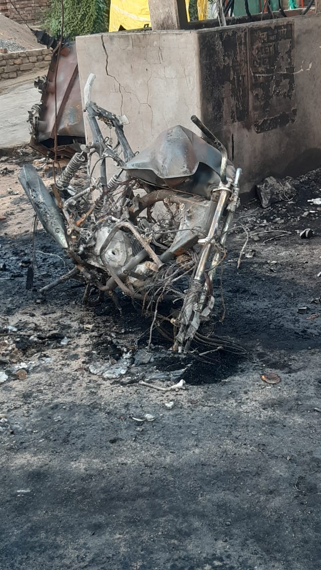 Varanasi: Transformer burnt to ashes after explosion, new bike parked nearby caught fire, people in panic