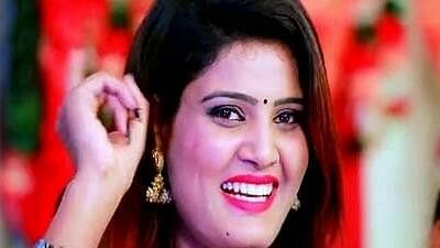 Bihar: Bhojpuri singer Nisha Upadhyay was singing on stage in Chhapra, shot in harsh firing, hospitalized