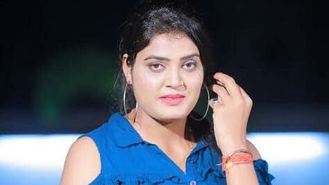 Bihar: Bhojpuri singer Nisha Upadhyay was singing on stage in Chhapra, shot in harsh firing, hospitalized