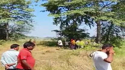 Bihar Crime: मुजफ्फरपुर में दो दिन से गायब युवक का शव झाड़ियों में मिला; गले पर रस्सी के निशान भी मिले दो दिन से लापता युवक का शव मुजफ्फरपुर में झाड़ियों में मिला