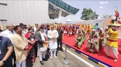 Indore: नेपाल के प्रधानमंत्री इंदौर आए, इंदौरी पोहे खाए और उज्जैन के लिए रवाना The Prime Minister of Nepal came to Indore, ate Indori Pohe and left for Ujjain.