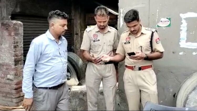 Moga:बस स्टैंड के अंदर लिखे खालिस्तान के नारे, पुलिस ने मिटाए, Cctv में  दिखे दो लोग - Khalistan Slogan Written Inside Bus Stand In Moga, Police  Investigation Started - Amar Ujala Hindi