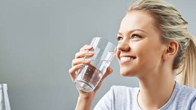 dehydration signs and symptoms, how to check hydration in body and its importance