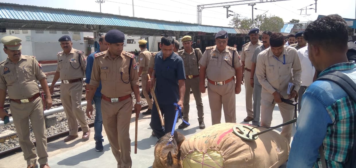 Azamgarh news: Threat to bomb Azamgarh station, atmosphere of panic, police stationed everywhere